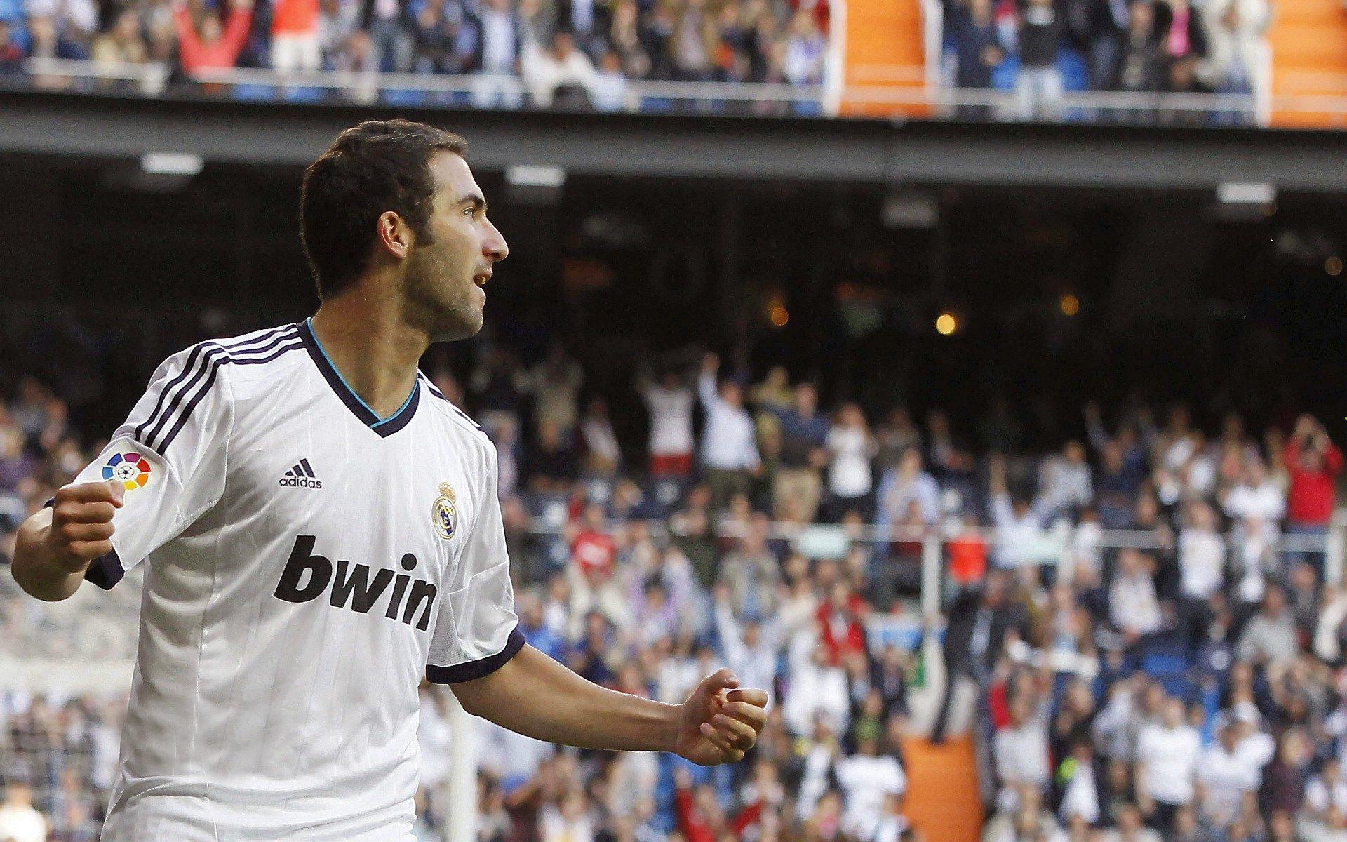 NBA季后赛激战正酣，勇士逆转掘金，库里关键三分锁定胜局